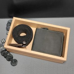 Pánský set s černou koženou peněženkou na zip a elastickým černým páskem, ideální dárek