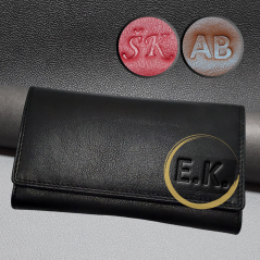 Dámská kožená peněženka s ražbou monogramu | černá | Dárková krabička