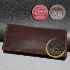 Dámská kožená peněženka s ražbou monogramu | Hnědá | Dárková krabička