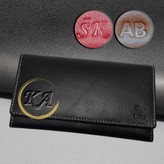 Dámská kožená peněženka Slim s ražbou monogramu | černá | Dárková krabička