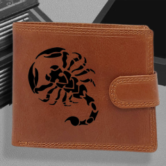 Osobní poklad z hvězdných drah: Pánská kožená peněženka s tvým vlastním jménem, monogramem a znamením zvěrokruhu | Štír - (24. 10. – 22. 11.)